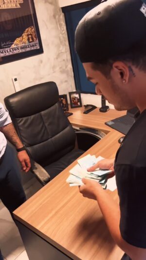 Lucas Santos Instagram - É… o menino cresceu e o brinquedo mudou também.
Esse post não é para ostentar e sim INCENTIVAR, mostrar pra você que tudo é possível e que seus sonhos serão alcançados.

Nunca imaginei aos meus 22 anos dirigir a BMW dos meus sonhos, isso nunca passou na mente. Mas, Deus mostra que o impossível é só questão de opinião. Se você quer, você pode! 

A sua vontade, os seus sonhos só dependem ÚNICA e exclusivamente de você. Essa conquista é NOSSA, de vocês que me acompanham e torcem muito por mim. Obrigado por tudo, obrigado por tanto!

O SEU SONHO VAI SE TORNAR REALIDADE, QUEM ACREDITA COMENTA SEU SONHO 🚀❤️