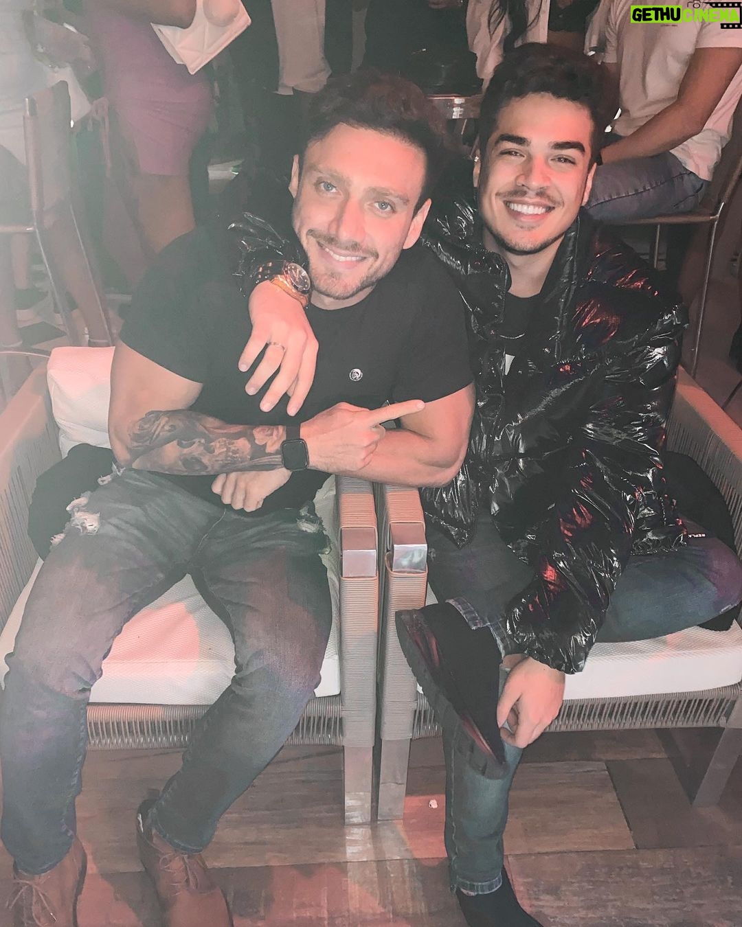 Lucas Santos Instagram - achei esse ai perdido na noitada paulista, falou que era grupo 🅰️ gostei 😂❤️ São Paulo, Brazil