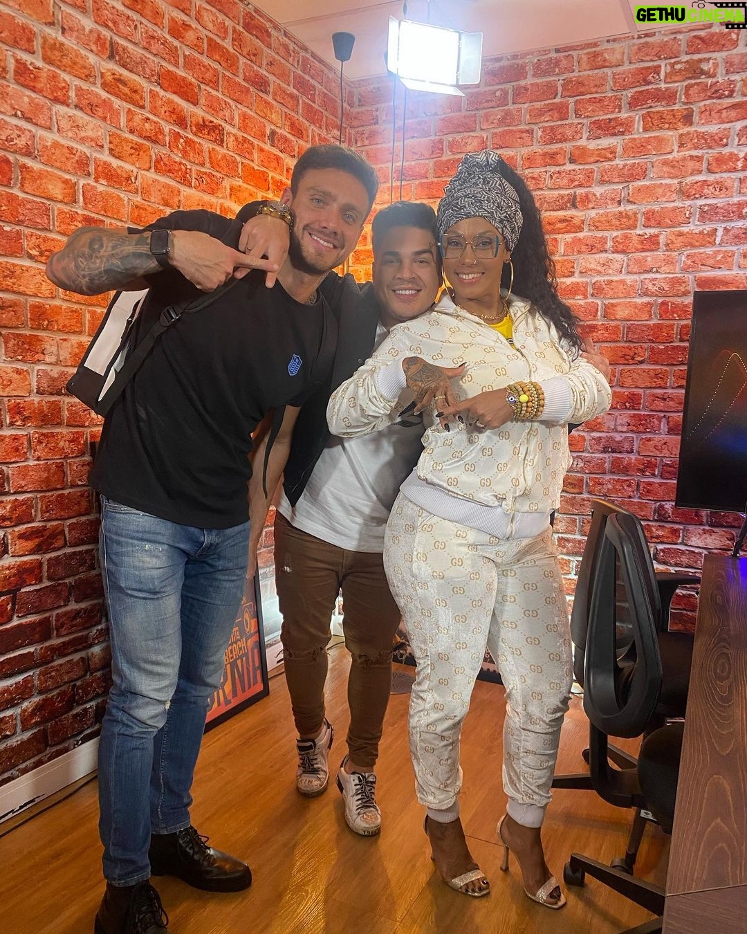 Lucas Santos Instagram - Mais uma SUPER TERÇA concluída com sucesso!!!✔️ Hoje o encontro foi no @linkpodcastoficial com a presença dos meus amigos do Grupo 🅰️ @vinibuttel @rosianepinheiro 🚀😉 Faltou você @tiagoramoss ❤️ Valeu pelo convite e por esse papo maravilhoso. Até breve! ✌🏻 #afazenda14 #podcast #linkpodcast #grupoA #dafazendaparaavida