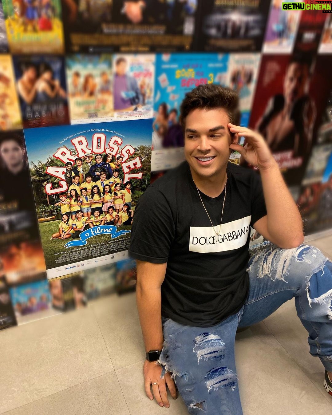 Lucas Santos Instagram - E nesse mês de maio completa 10 anos da existência da novela que MUDOU minha vida e a de milhares de pessoas que nos acompanharam. A novela que LITERALMENTE uniu a família brasileira. Que trajetória linda e que coisa incrível, olhar para o passado e saber que pude participar de algo que realmente fez a diferença na vida de várias pessoas e as ensinou sobre coisas boas da vida. Hoje, nestes 10 anos de Carrossel, sigo com um sorriso largo no rosto e com aquela sensação de dever cumprido e pronto para os próximos trabalhos. O vilão Paulo Guerra foi e sempre será eternizado dentro de mim, e ter tido a possibilidade de dar a vida a ele, foi uma grande honra que levarei pro resto da vida. Obrigado a você, fã de Carrossel, que nos acompanha diariamente dando todo apoio e incentivo necessário. Isso é e sempre será para vocês. 🎠❤️