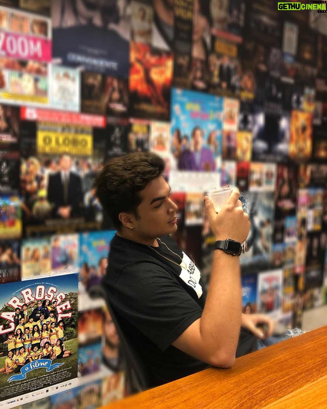 Lucas Santos Instagram - E nesse mês de maio completa 10 anos da existência da novela que MUDOU minha vida e a de milhares de pessoas que nos acompanharam. A novela que LITERALMENTE uniu a família brasileira. Que trajetória linda e que coisa incrível, olhar para o passado e saber que pude participar de algo que realmente fez a diferença na vida de várias pessoas e as ensinou sobre coisas boas da vida. Hoje, nestes 10 anos de Carrossel, sigo com um sorriso largo no rosto e com aquela sensação de dever cumprido e pronto para os próximos trabalhos. O vilão Paulo Guerra foi e sempre será eternizado dentro de mim, e ter tido a possibilidade de dar a vida a ele, foi uma grande honra que levarei pro resto da vida. Obrigado a você, fã de Carrossel, que nos acompanha diariamente dando todo apoio e incentivo necessário. Isso é e sempre será para vocês. 🎠❤️
