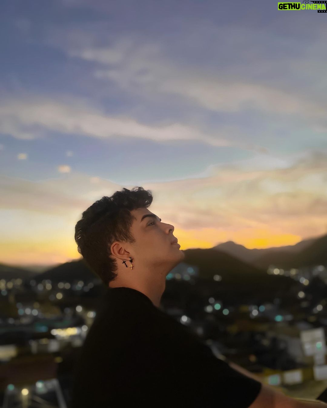 Lucas Santos Instagram - enquanto Deus for meu chão, não há quem me derrube. 🙏🏻✨