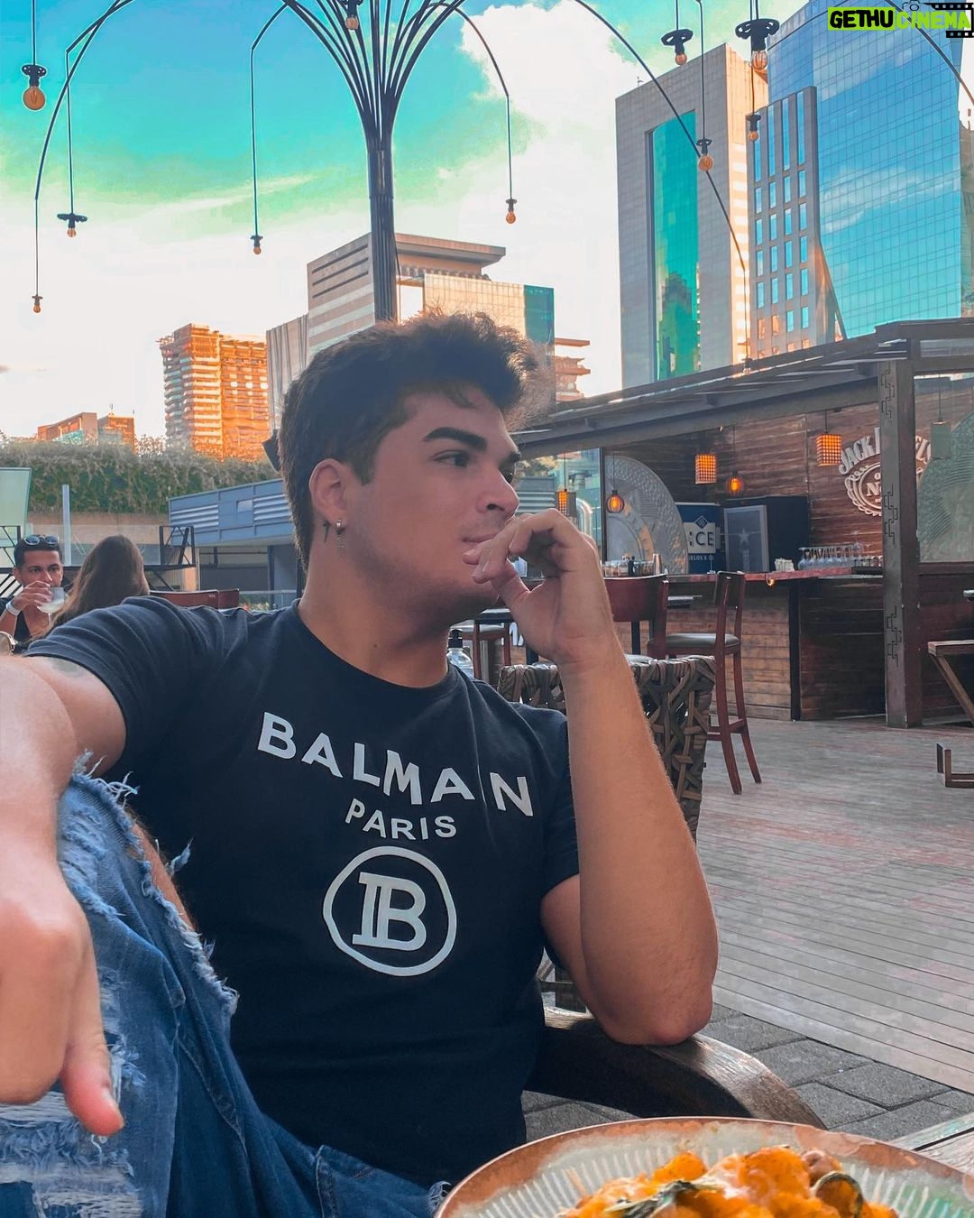 Lucas Santos Instagram - quem tem luz própria, jamais ficará na escuridão 🔥✨