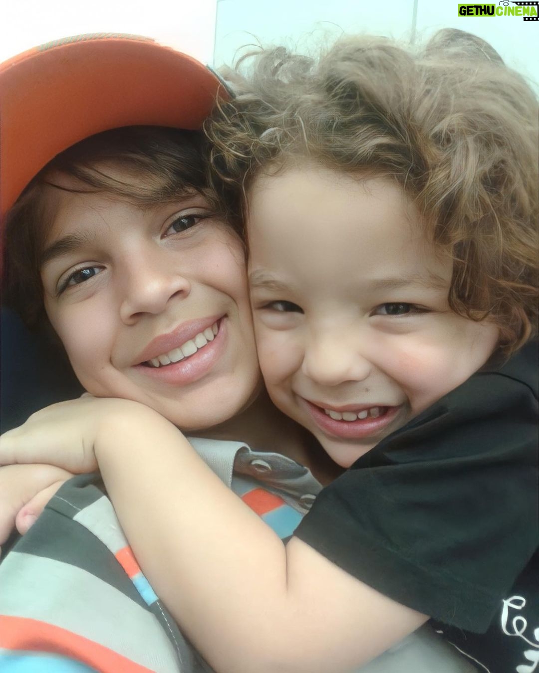 Lucas Santos Instagram - #tbt de hoje voltamos alguns bons anos atrás, que tempo bom hein? quem lembra dessa época? 🥰✨