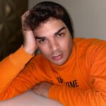 Lucas Santos Instagram - nesse frio, nada melhor que dormir com o meu mô…letom 😂❤️