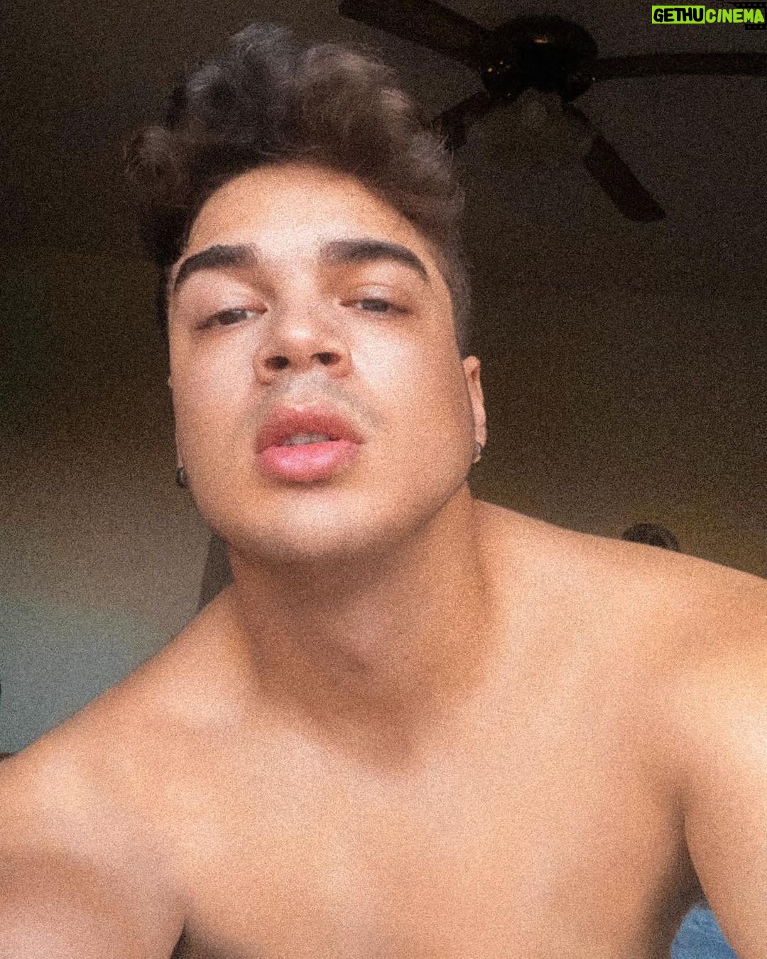Lucas Santos Instagram - 脡 s贸 aqui em SP que tem um sol pra cada pessoa ou na sua cidade tamb茅m? 馃サ馃敟