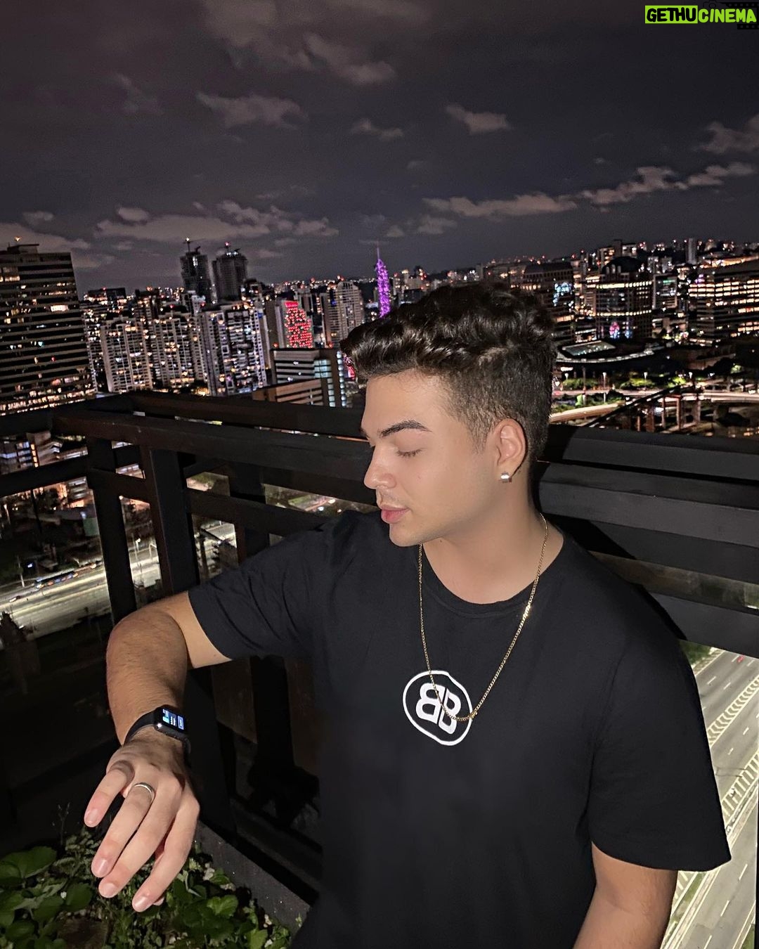 Lucas Santos Instagram - que horas você está vendo essa foto? 👀 São Paulo, Brazil
