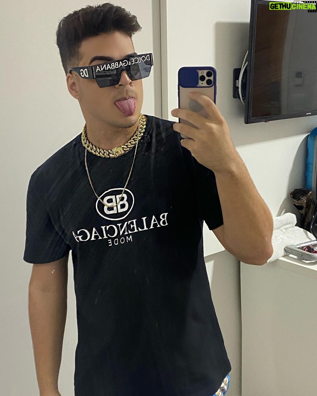 Lucas Santos Instagram - passando s贸 pra me amostrar mexmo 馃槤 como foi seu dia hoje? 馃