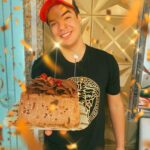 Lucas Santos Instagram - acordei hoje doce e mais velho 😂 Quero agradecer à todos pelas mensagens e todo carinho comigo, o primeiro pedaço é de vocês ❤️ #BDayLucas
