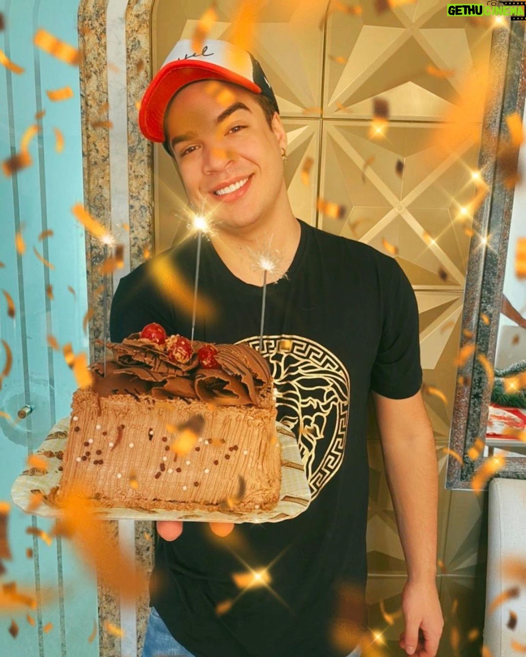 Lucas Santos Instagram - acordei hoje doce e mais velho 😂 Quero agradecer à todos pelas mensagens e todo carinho comigo, o primeiro pedaço é de vocês ❤️ #BDayLucas