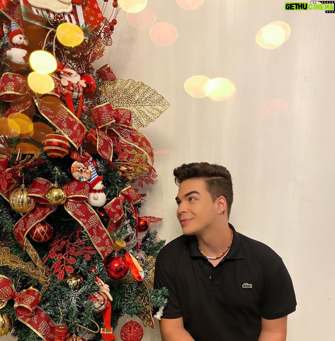 Lucas Santos Instagram - que a magia do Natal possa invadir a casa de cada um! Que Deus abençoe cada um que está lendo essa mensagem 🥰❤️✨