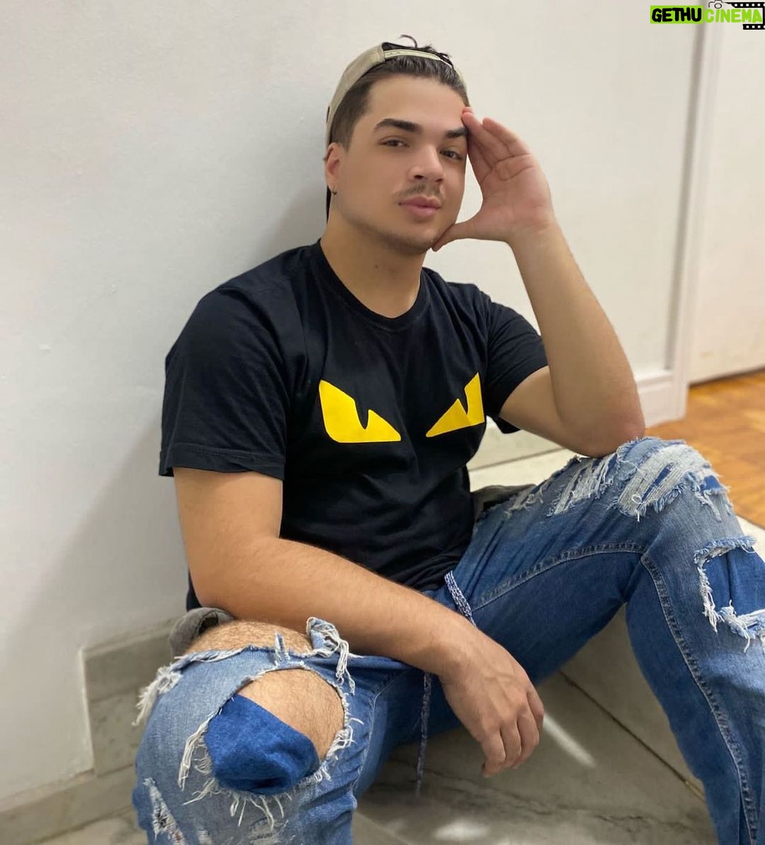 Lucas Santos Instagram - boa noite bb’s, reaja com coração 💙