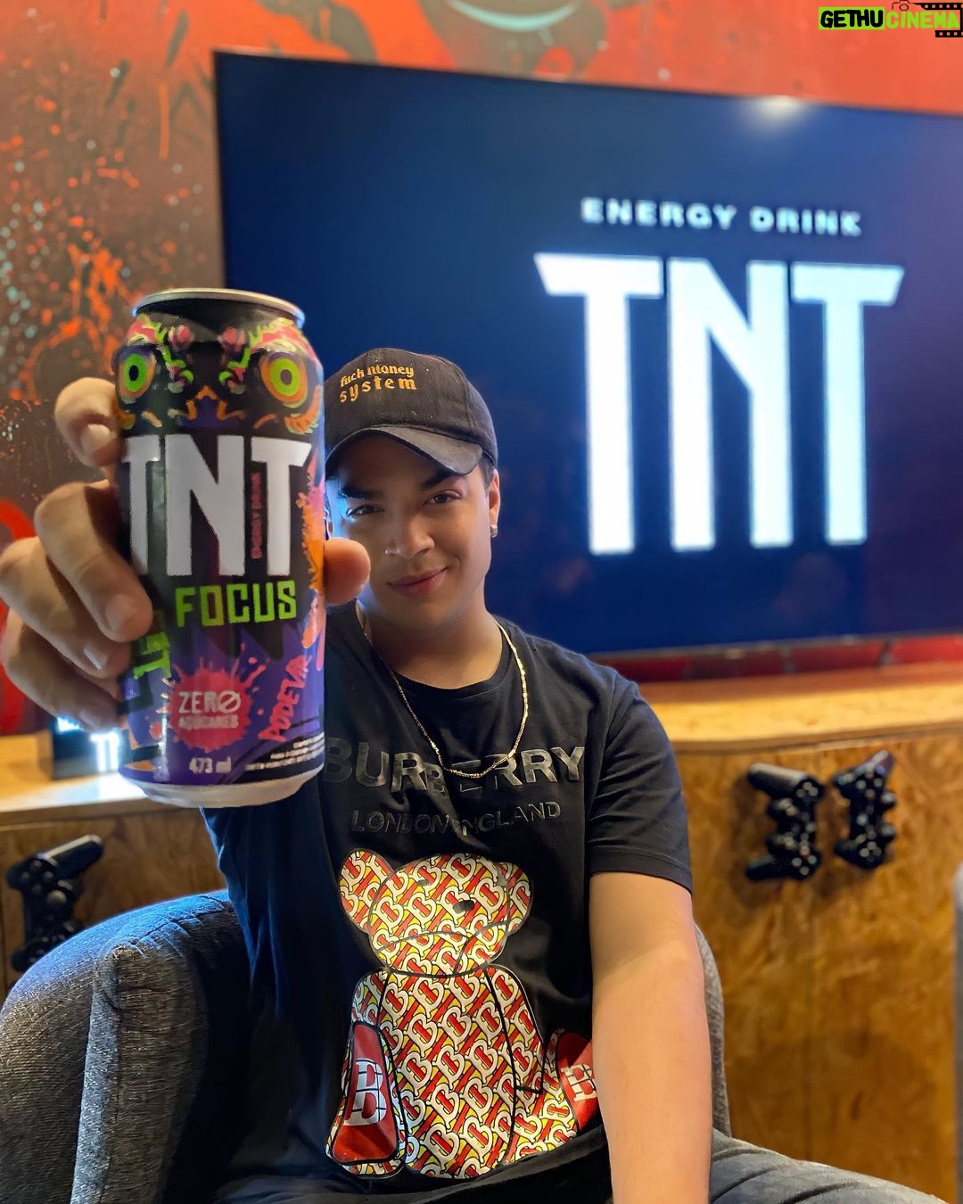 Lucas Santos Instagram - Vim conferir de perto a novidade incrível a convite da @tntenergydrink, o novo sabor do energético TNT. Além da taurina e cafeína que da aquele gás 🥵 é o primeiro a ser rico em colina e ser zero açúcar 😱❤️ #VocêSabiaQue A colina melhora a memória e a capacidade de aprendizado, o sabor FOCUS foi criado para aqueles que assim como eu precisa de uma resistência no dia a dia. 🤪 #TNTEnergyDrink #ResistirÉMudar #PodeVir São Paulo, Brazil
