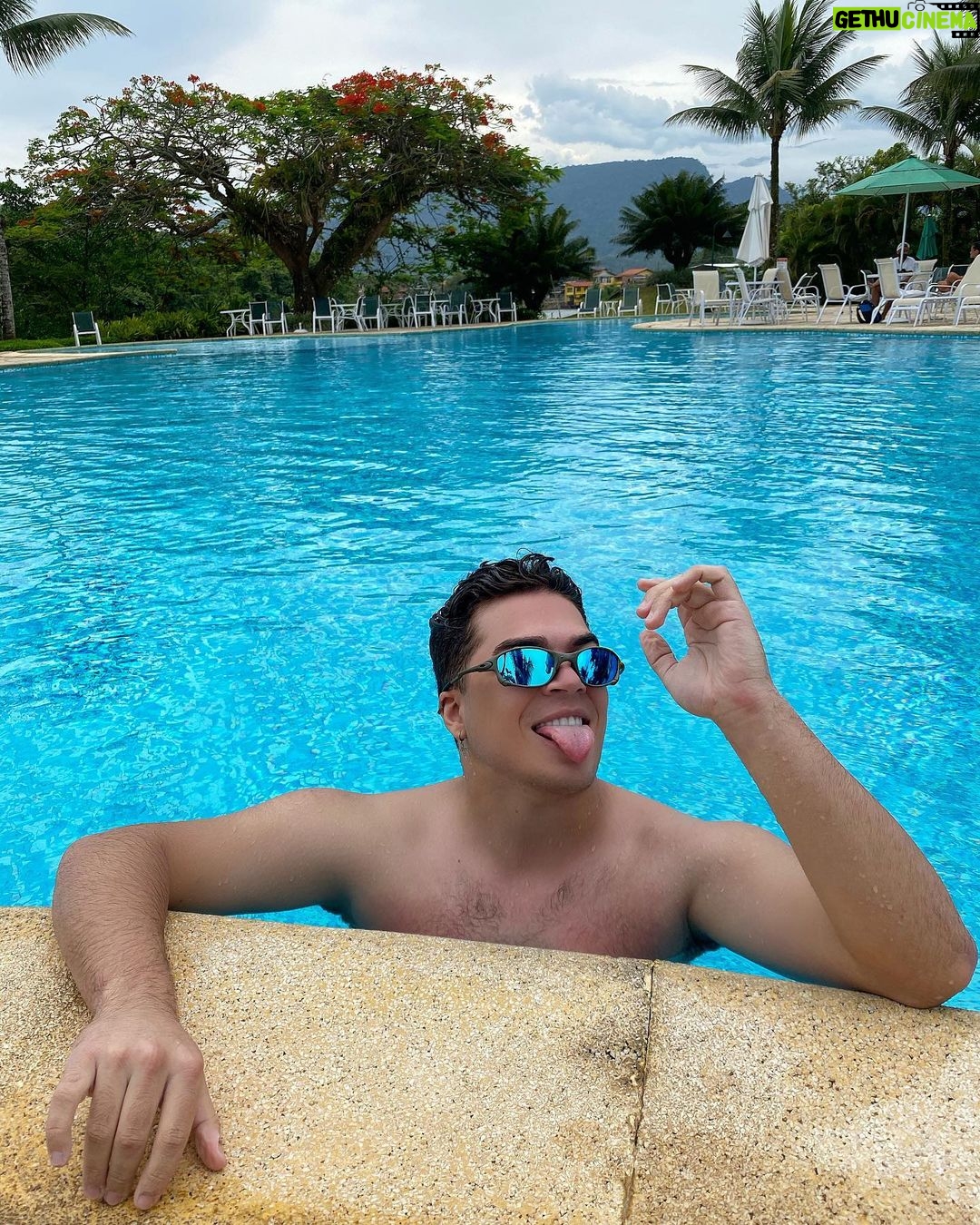 Lucas Santos Instagram - faz a pose, olha o flash, bico perde a linha 🤪🤙🏻
