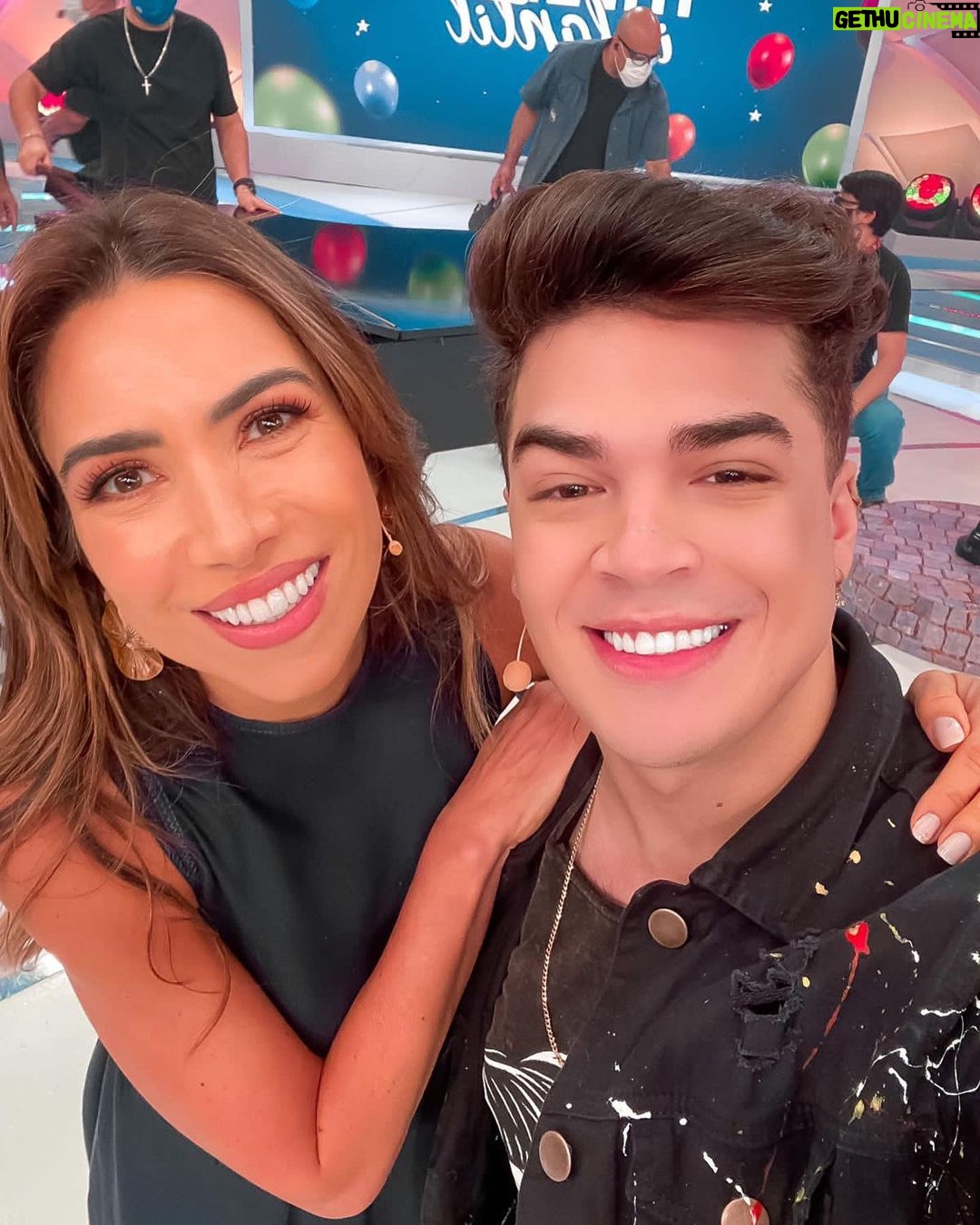 Lucas Santos Instagram - passe para o lado e vem ver quem vai agitar o Talento Infantil de hoje no @pgmsilviosantos nao percam 😘