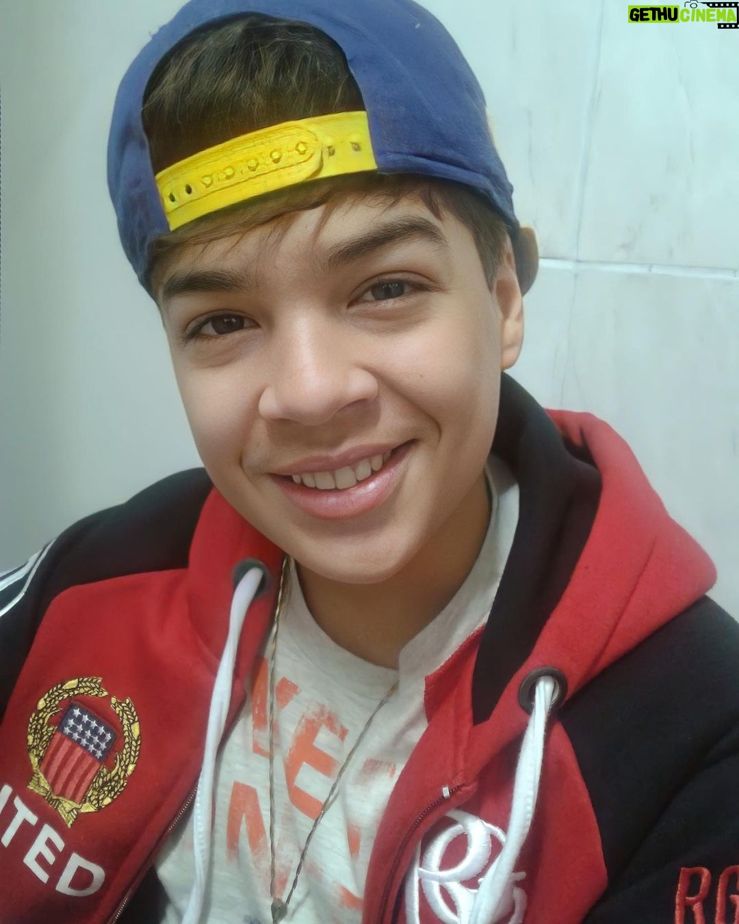 Lucas Santos Instagram - #tbt de hoje voltamos alguns bons anos atrás, que tempo bom hein? quem lembra dessa época? 🥰✨
