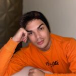 Lucas Santos Instagram - nesse frio, nada melhor que dormir com o meu mô…letom 😂❤️