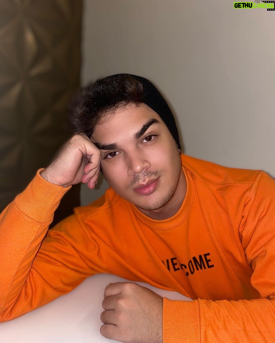 Lucas Santos Instagram - nesse frio, nada melhor que dormir com o meu m么鈥etom 馃槀鉂わ笍