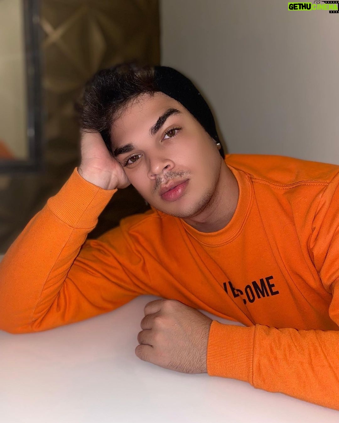 Lucas Santos Instagram - nesse frio, nada melhor que dormir com o meu m么鈥etom 馃槀鉂わ笍