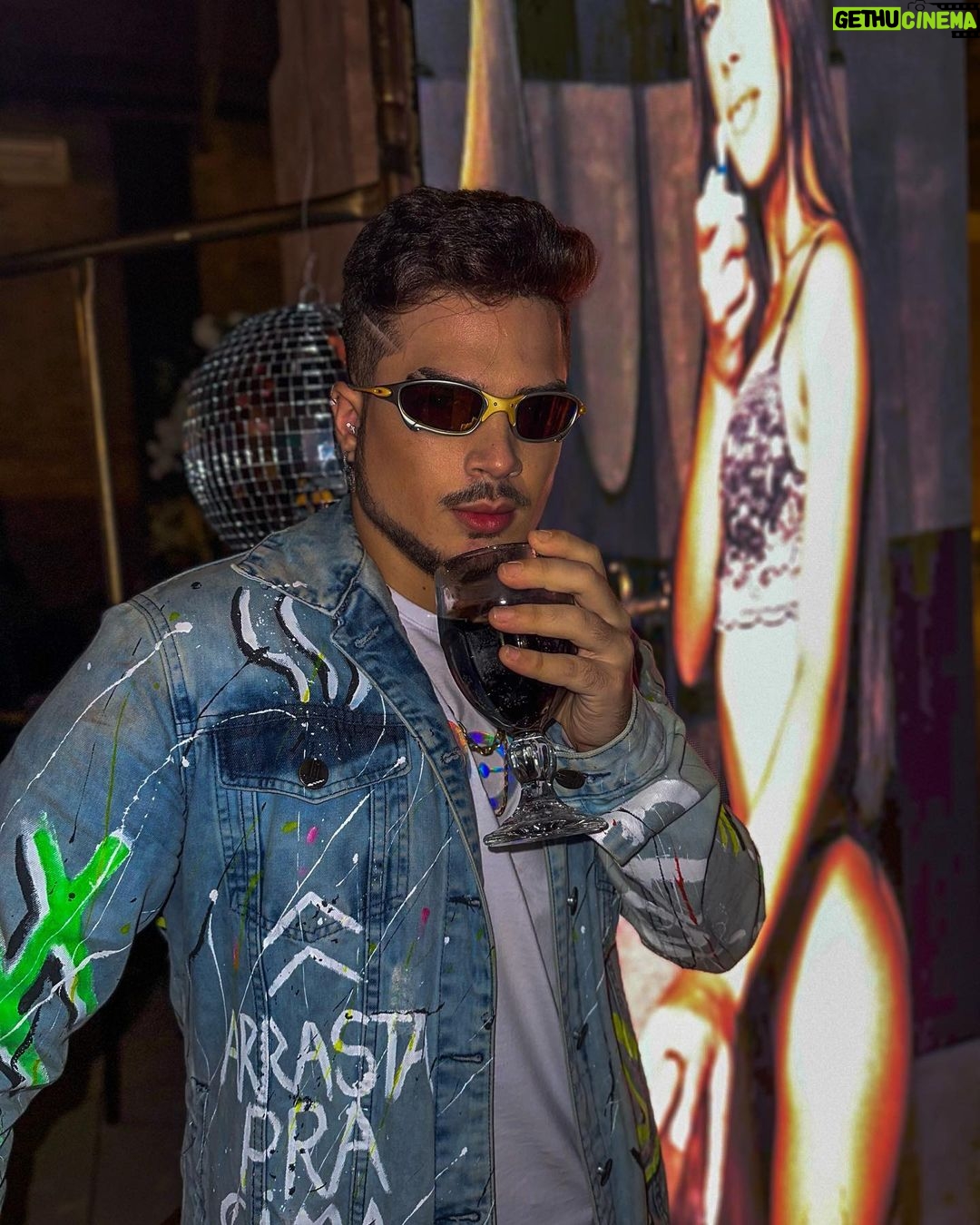 Lucas Santos Instagram - luquinhas mandrake passando na sua tela 😎 combina comigo? 😂