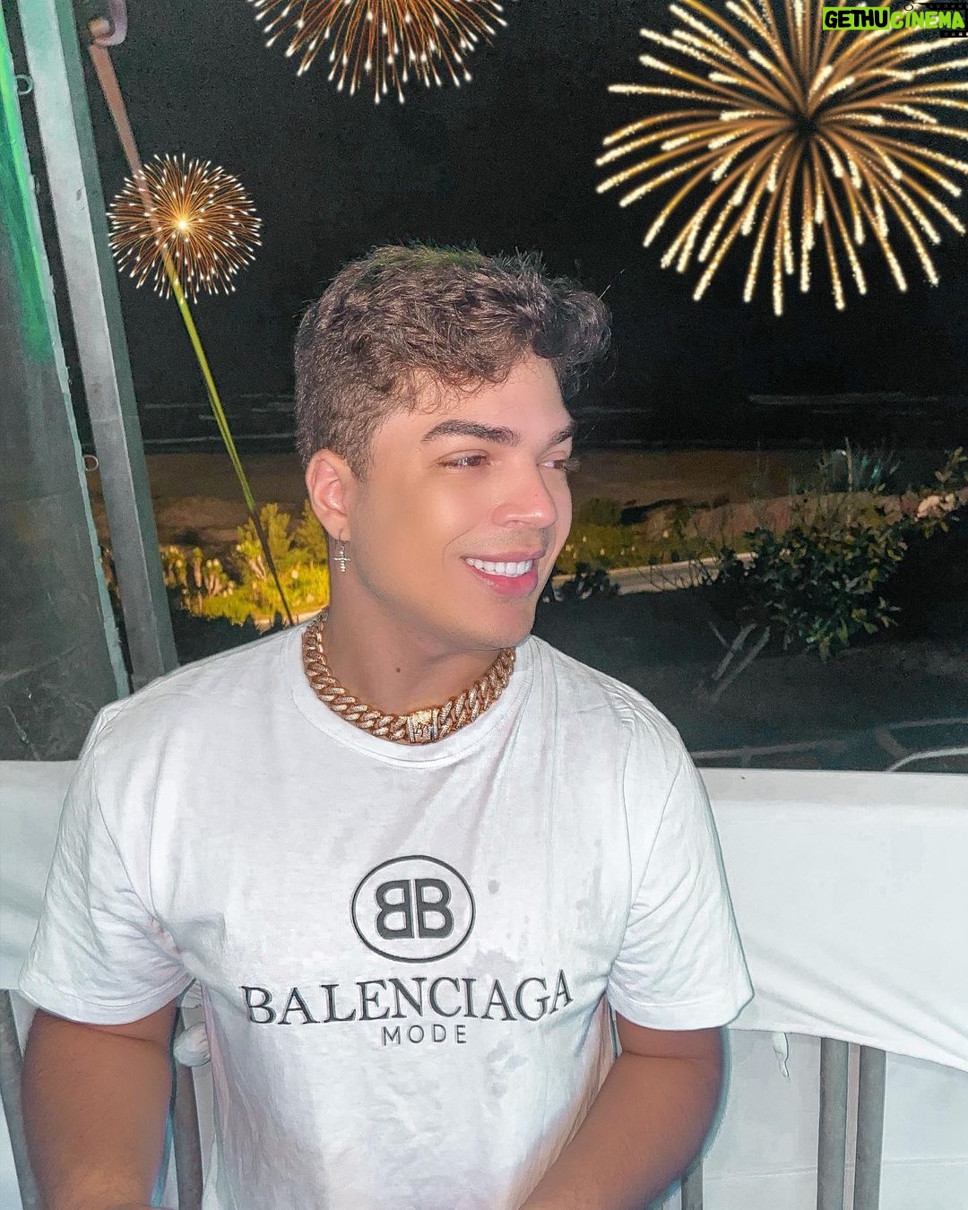 Lucas Santos Instagram - 365 novos dias para se permitir… seja bem-vindo 2022 💥🥳 Laguna, Santa Catarina