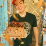 Lucas Santos Instagram - acordei hoje doce e mais velho 😂 Quero agradecer à todos pelas mensagens e todo carinho comigo, o primeiro pedaço é de vocês ❤️ #BDayLucas