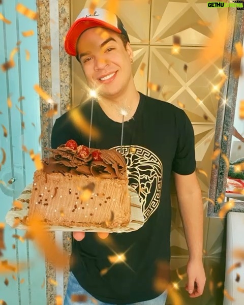Lucas Santos Instagram - acordei hoje doce e mais velho 😂 Quero agradecer à todos pelas mensagens e todo carinho comigo, o primeiro pedaço é de vocês ❤️ #BDayLucas