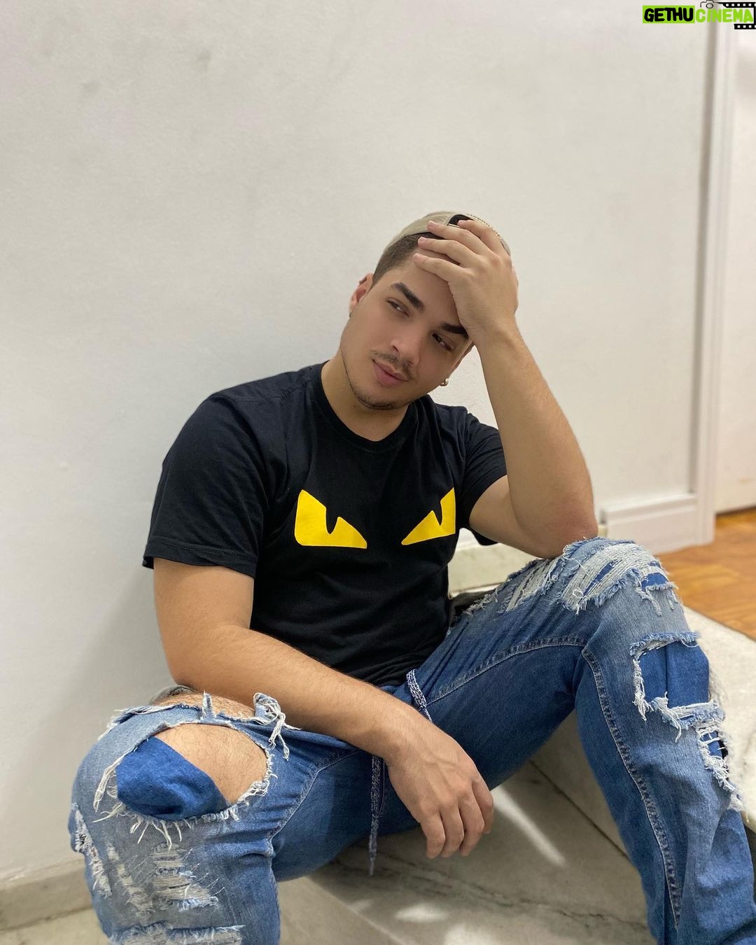 Lucas Santos Instagram - jogador caro 🤪 deixa seu boa noite 🥰❤️