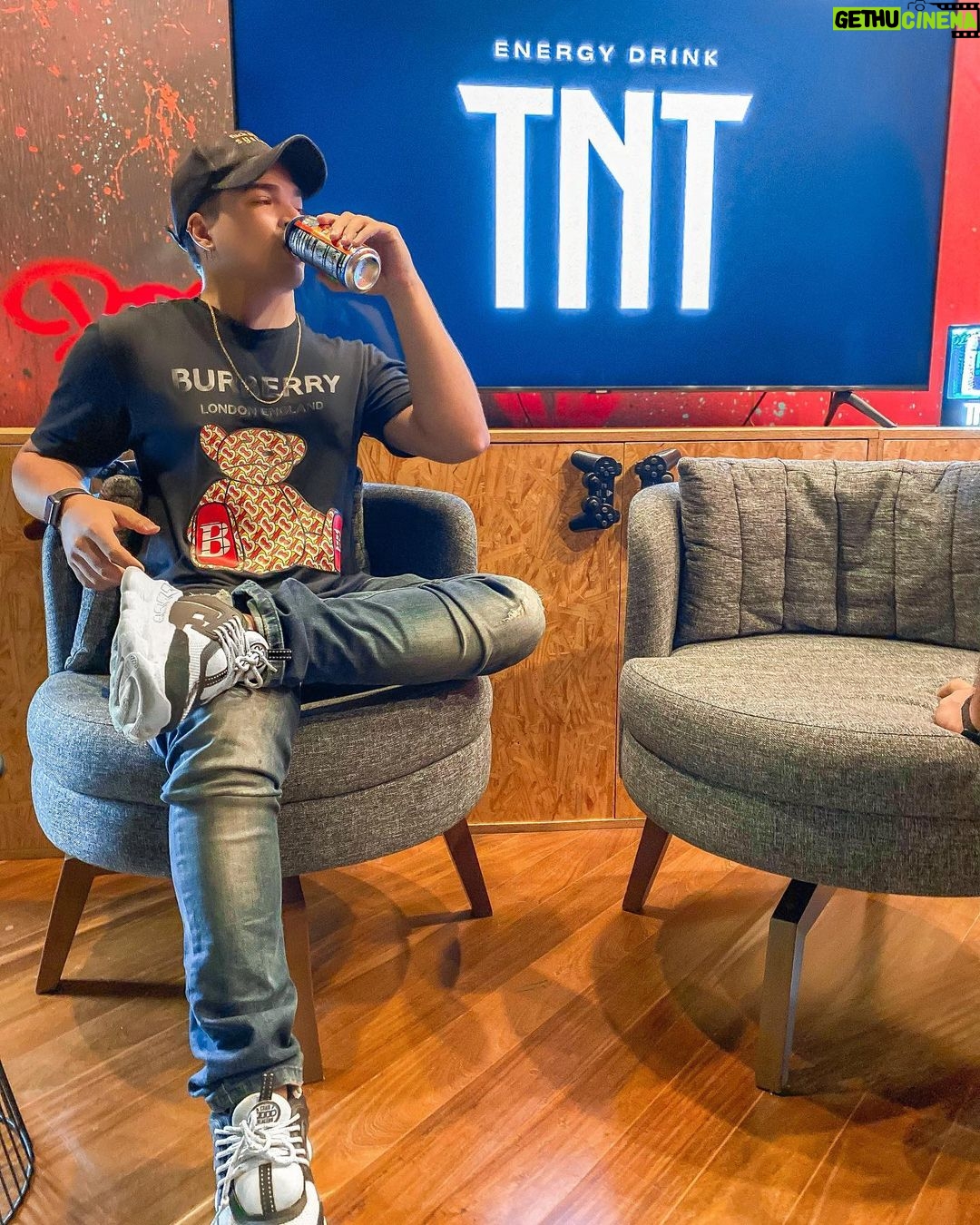 Lucas Santos Instagram - Vim conferir de perto a novidade incrível a convite da @tntenergydrink, o novo sabor do energético TNT. Além da taurina e cafeína que da aquele gás 🥵 é o primeiro a ser rico em colina e ser zero açúcar 😱❤️ #VocêSabiaQue A colina melhora a memória e a capacidade de aprendizado, o sabor FOCUS foi criado para aqueles que assim como eu precisa de uma resistência no dia a dia. 🤪 #TNTEnergyDrink #ResistirÉMudar #PodeVir São Paulo, Brazil