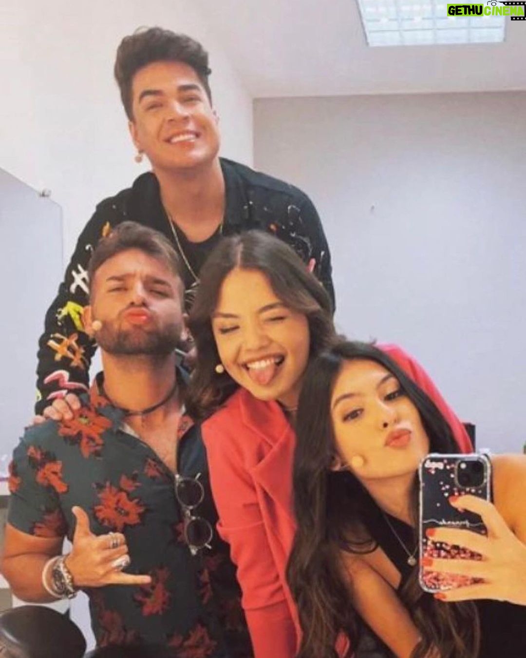 Lucas Santos Instagram - passe para o lado e vem ver quem vai agitar o Talento Infantil de hoje no @pgmsilviosantos nao percam 😘