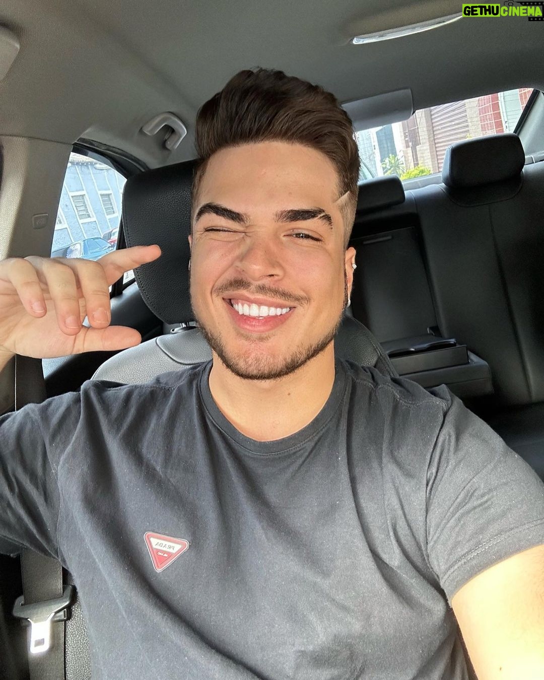 Lucas Santos Instagram - que a sua semana seja maravilhosa 😜🫶🏻 alguém com saudades de selfies por aqui? 👀
