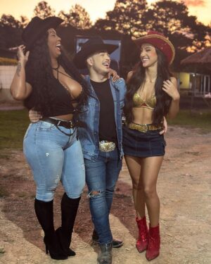 Lucas Santos Instagram - em breve vai ter o clipe da "Fazendeiro" com a participação mais do que especial dessas maravilhosas 🥰🫶🏻 quem ai ta ansioso pro lançamento? 👀
