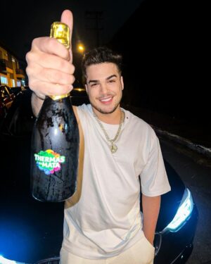 Lucas Santos Instagram - obrigado pelos ensinamentos 2023, que 2024 venha com muita prosperidade e paz para todos nós! 1/365 🥳🍾✨