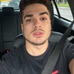 Lucas Santos Instagram – quintou com a selfie clássica no carro 🤳