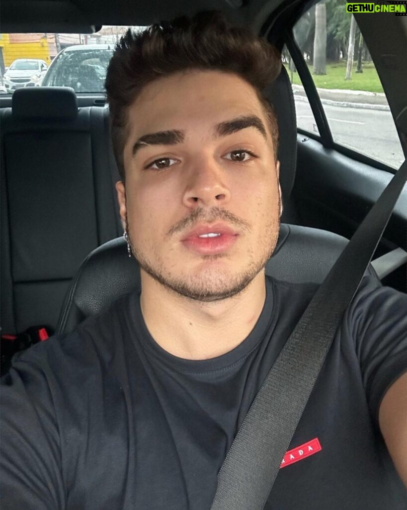 Lucas Santos Instagram - quintou com a selfie clássica no carro 🤳