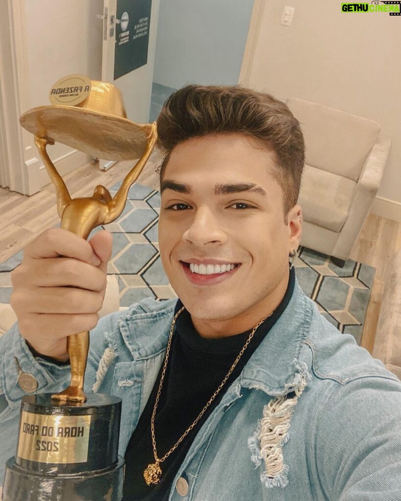Lucas Santos Instagram - sorriso estampado no rosto de quem levou o prêmio pra casa 😛🫶🏻
