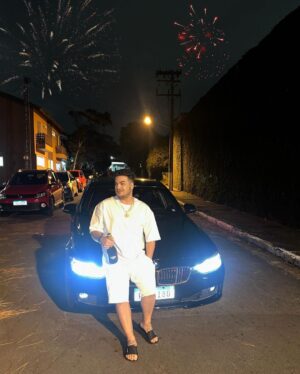 Lucas Santos Instagram - obrigado pelos ensinamentos 2023, que 2024 venha com muita prosperidade e paz para todos nós! 1/365 🥳🍾✨