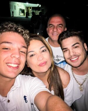 Lucas Santos Instagram - obrigado pelos ensinamentos 2023, que 2024 venha com muita prosperidade e paz para todos nós! 1/365 🥳🍾✨