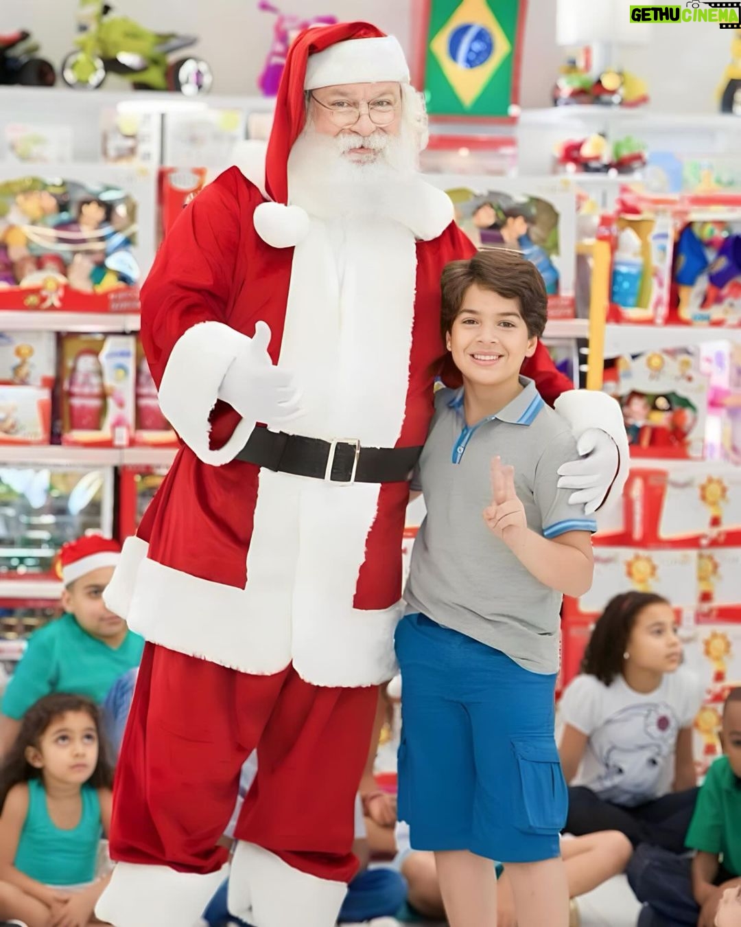 Lucas Santos Instagram - que neste dia, a magia do Natal possa encantar a nossa criança interior! ✨🎅🏻 HO HO HO ❤️