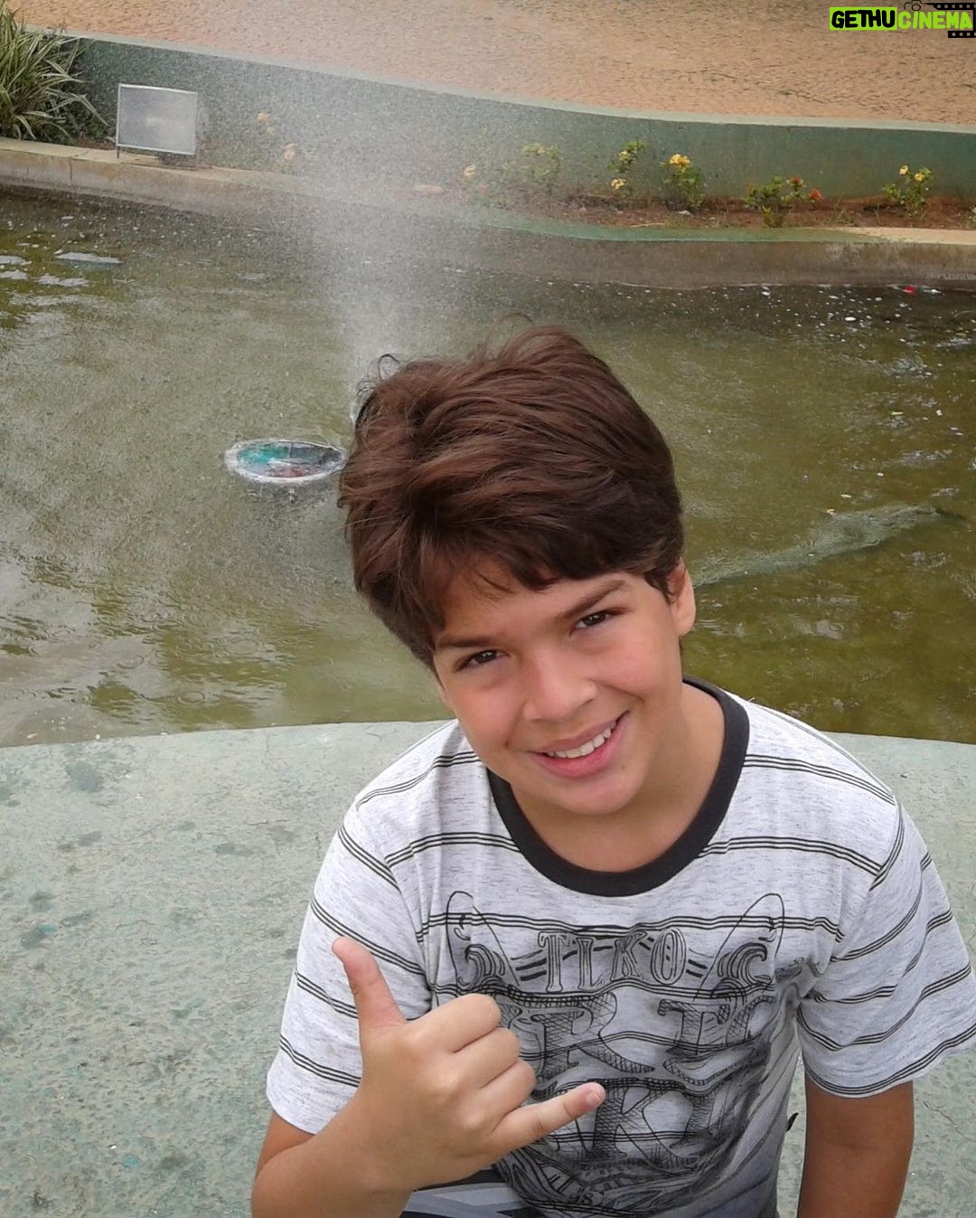 Lucas Santos Instagram - Luquinhas passando nesse dia pra vocês embarcarem nesse Carrossel 😜🤏🏻 Feliz dia das crianças 🥳