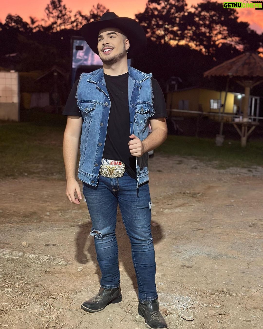 Lucas Santos Instagram - amanhã tem o lançamento de "Fazendeiro" 👨🏻🌾🌾 quem está ansioso por ai? 👀 São Paulo, Brazil