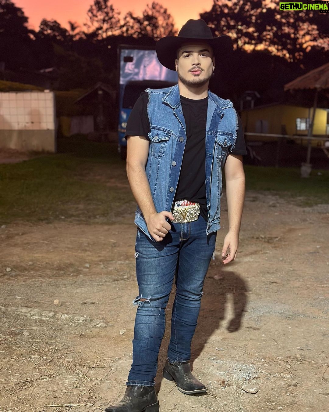 Lucas Santos Instagram - amanhã tem o lançamento de "Fazendeiro" 👨🏻🌾🌾 quem está ansioso por ai? 👀 São Paulo, Brazil