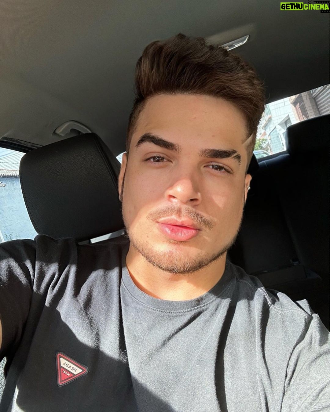 Lucas Santos Instagram - que a sua semana seja maravilhosa 😜🫶🏻 alguém com saudades de selfies por aqui? 👀