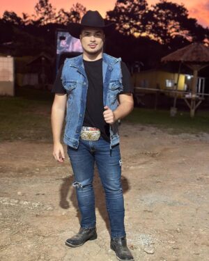 Lucas Santos Instagram - em breve vai ter o clipe da "Fazendeiro" com a participação mais do que especial dessas maravilhosas 🥰🫶🏻 quem ai ta ansioso pro lançamento? 👀