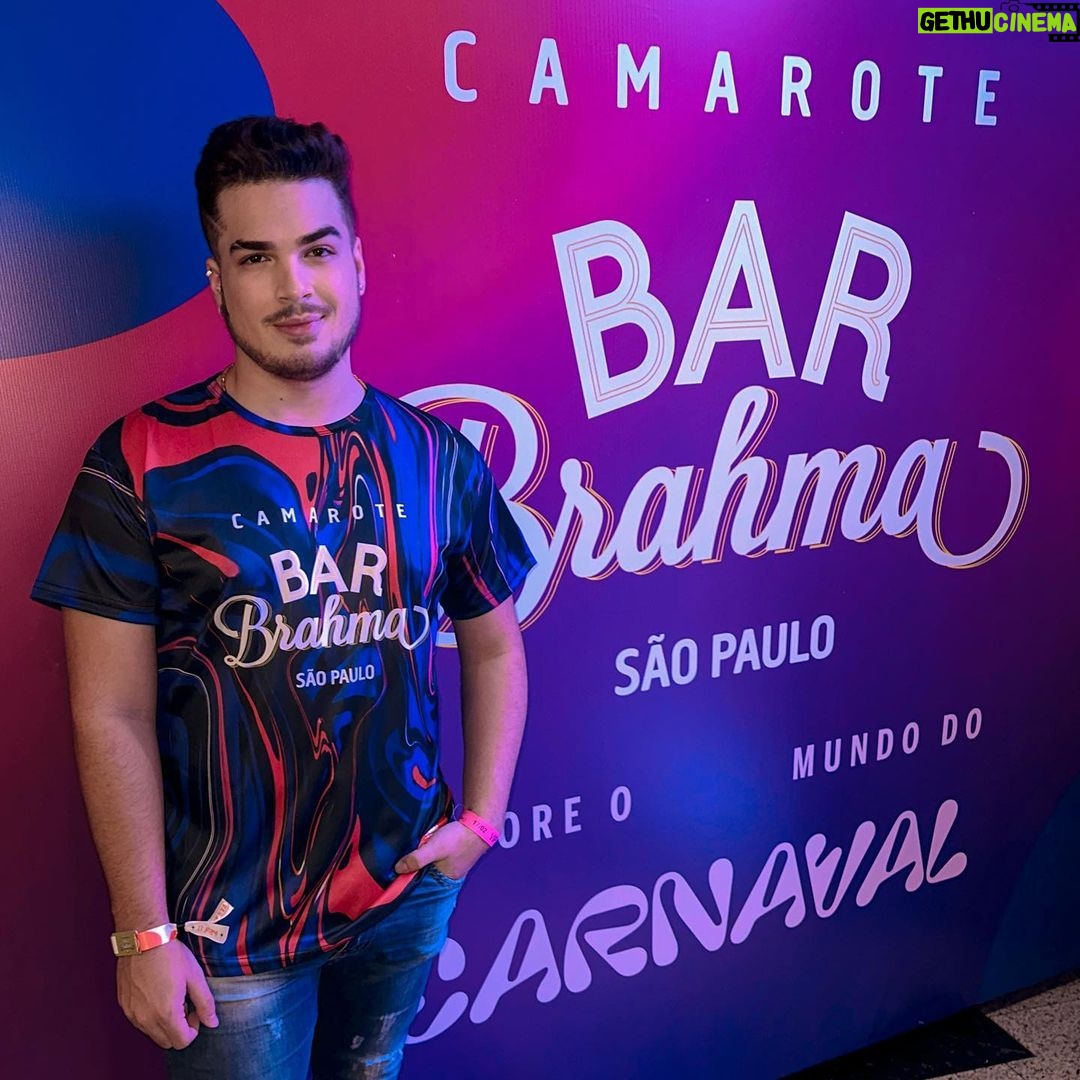 Lucas Santos Instagram - e o carnaval por aqui começou e hoje o destino é sem dúvidas o @camarotebarbrahma, e vocês? 😜😋🙅🏻♂️ Sambódromo do Anhembi