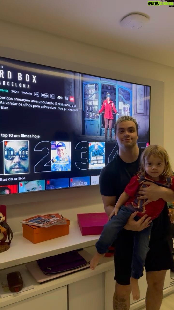 Luccas Neto Instagram - Completamos 1 semana no TOP 2 Brasil e TOP 1 kids. Vamos com tudo nesse final de semana pra passar Bird Box !! Luccas Neto em: O Meu Aniversário