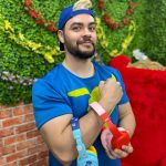 Luccas Neto Instagram - Papais e mamães super jovens! Olha que demais: chegou o fone de ouvido dos Aventureiros! Com proteção para o ouvido das crianças, bateria de looooooonga duração e adesivos incríveis para customizar! Perfeito para os pequenos assistirem filmes, séries, desenhos e, claro, muito Luccas Neto!! 💙 *publi