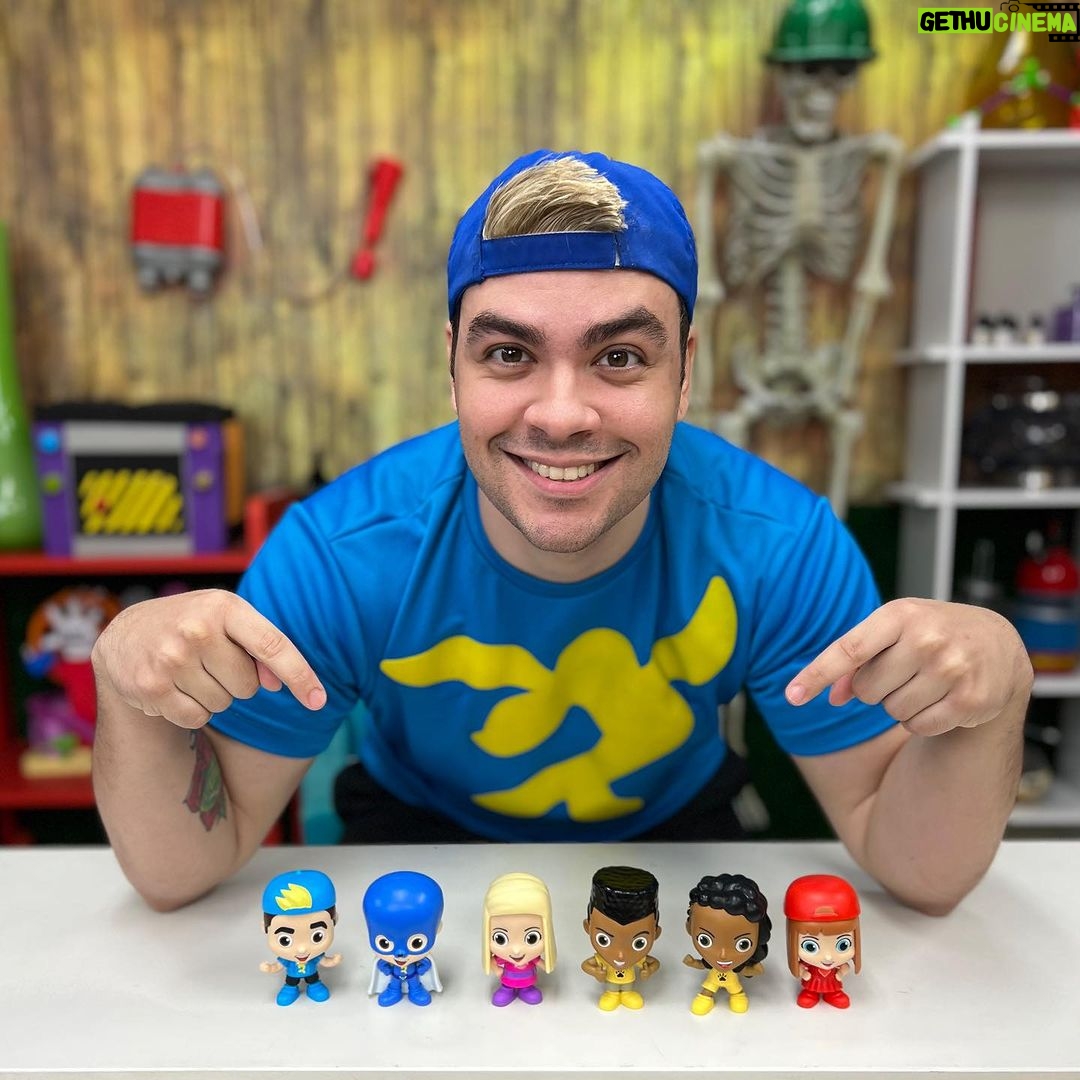 Luccas Neto Instagram - Vocês me pediram tanto que eu resolvi dar uma ligadinha e agora o momento tão aguardado chegou! Papais e mamães, os brinquedos dos Aventureiros estão disponíveis novamente no combo do King Jr por tempo limitado e podem ser encontrados no BK mais próximo de você! #publi @burgerkingbr