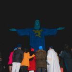 Luccas Neto Instagram - O dia que o Cristo Redentor vestiu a camisa do Aventureiro Azul 💙 Um momento histórico! De muita união com o objetivo de proporcionar uma experiência única para crianças de todo o Brasil! Pensando nisso, em nome da Luccas Toon e também do Santuário Cristo Redentor, iremos levar 300 crianças em vulnerabilidade social atendidas pela Pastoral do Menor para assistir ao filme “Os Aventureiros: A Origem” no cinema! Sempre repito que aqui você pode viver o seu sonho. Hoje, mais do que nunca, digo para todos vocês que sonhos podem se tornar realidade!!!! Valeeeeeu 💙