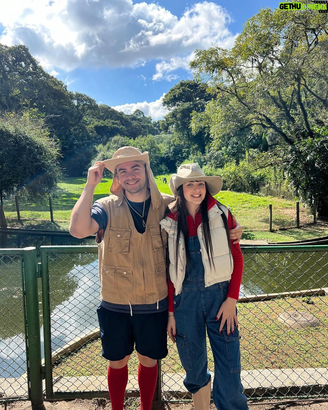 Luccas Neto Instagram - TENHO UMA NOTÍCIA INCRÍVEL PRA DAR PRA VOCÊS!!! Eu e a Gi visitamos o @zoosaopaulo e deixamos váaaaarias surpresas especiais pra vocês por lá!!! Ficou curioso? Dá uma olhadinha nas redes deles e já aproveita esse final de semana pra fazer uma visita. É hora de Zooventuras com os Aventureiros e o Luccas Neto no Zoo SP! 💙